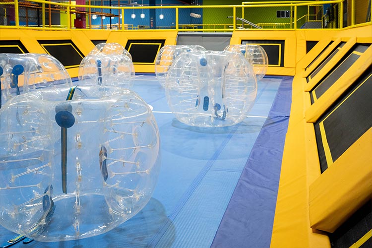 Centro Comercial y de Ocio MN4 - Piscina de bolas, camas elásticas